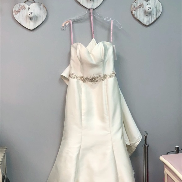 NEW Sweetheart Strapless Wedding Dress - Picture 3 of 6